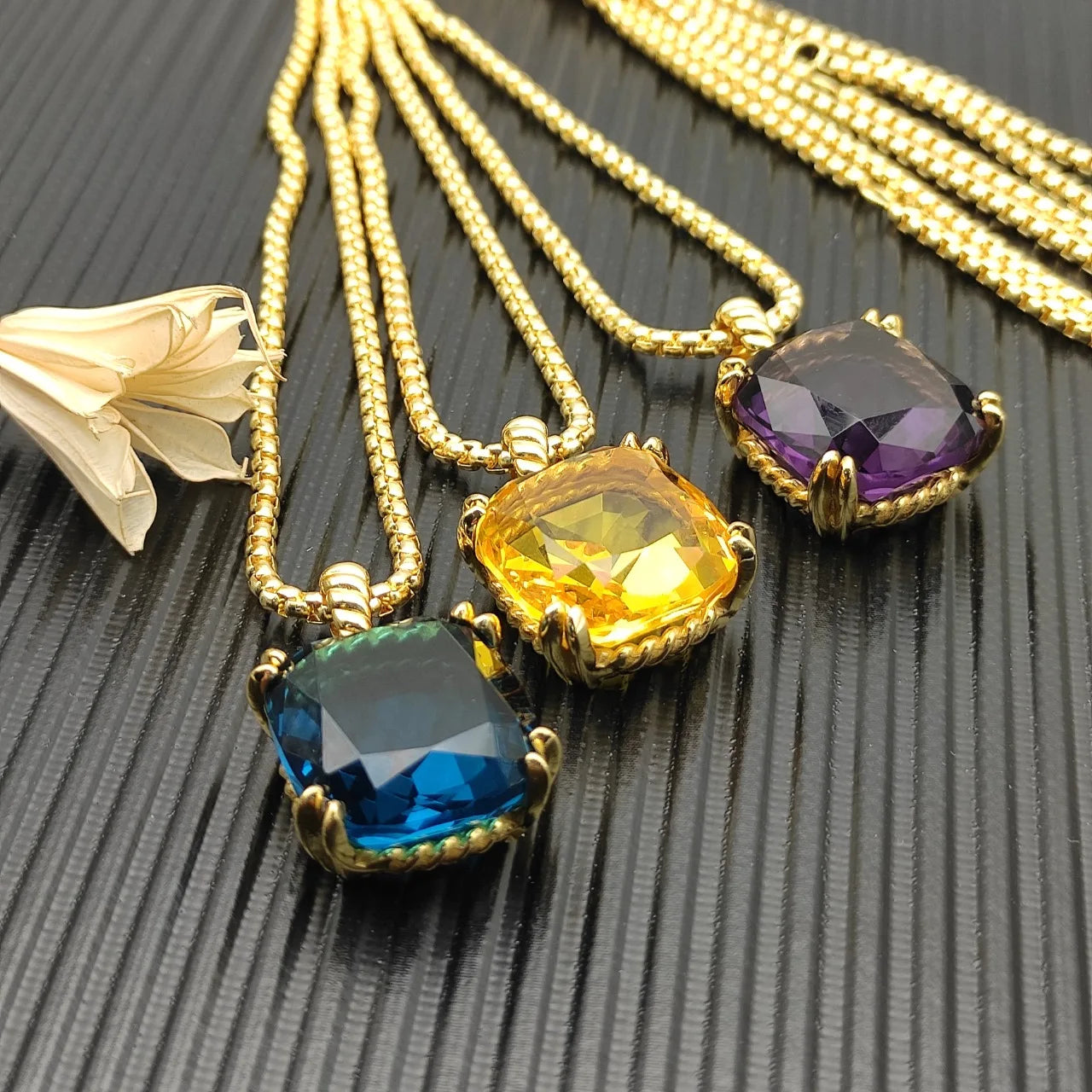 Fashionable and Simple Gold Crystal Marbella Necklace