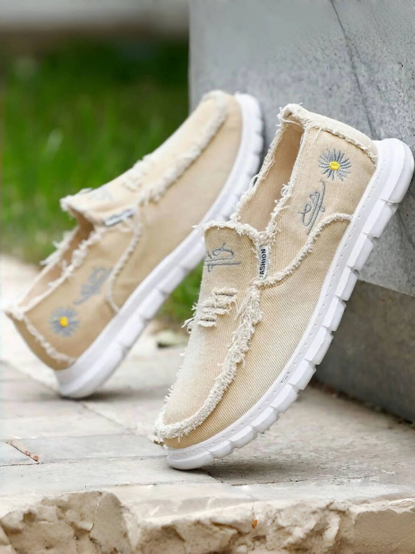 Daisy embroidery denim, casual sneaker.