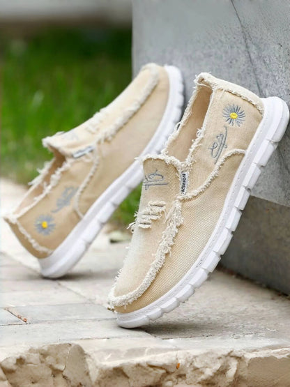 Daisy embroidery denim, casual sneaker.