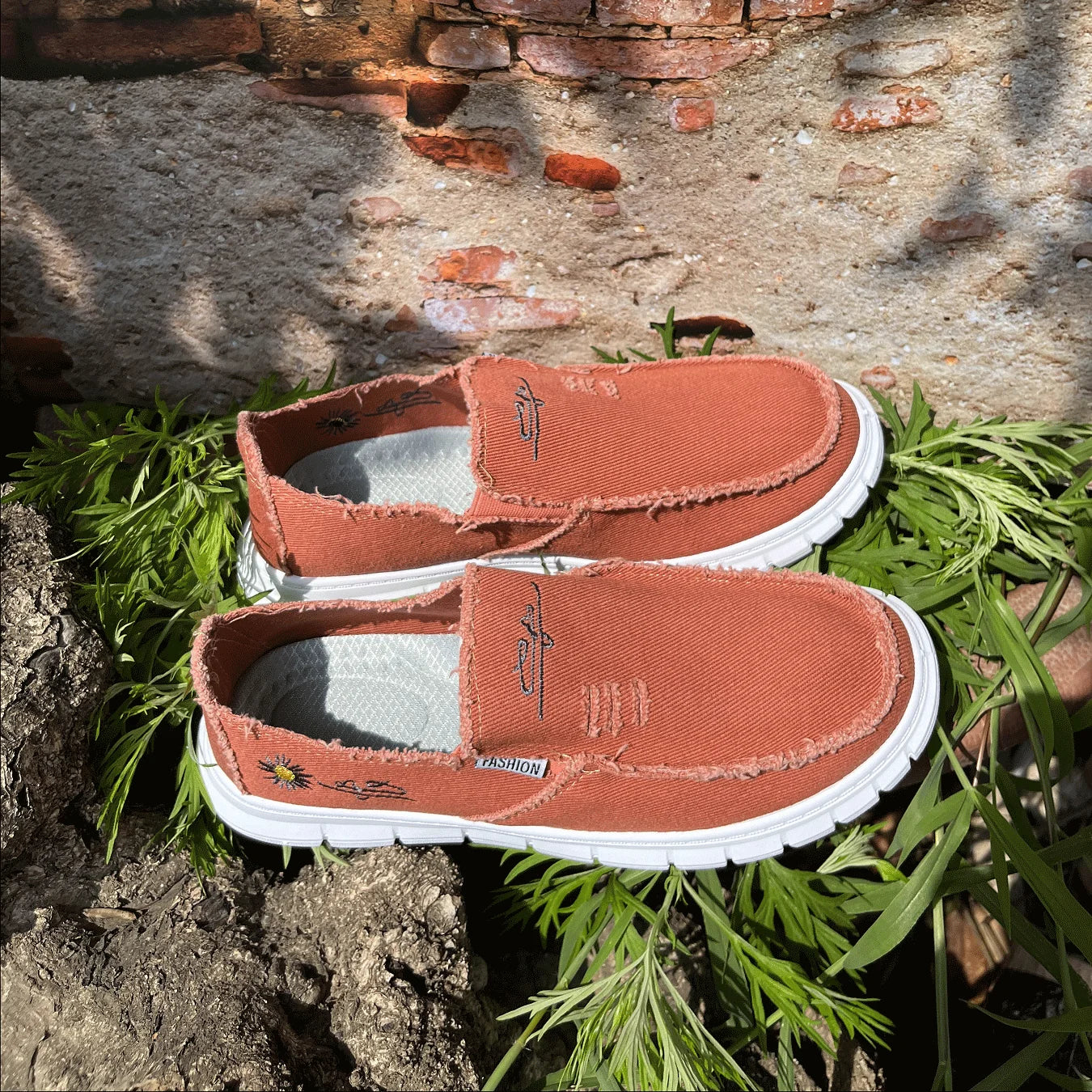 Daisy embroidery denim, casual sneaker.