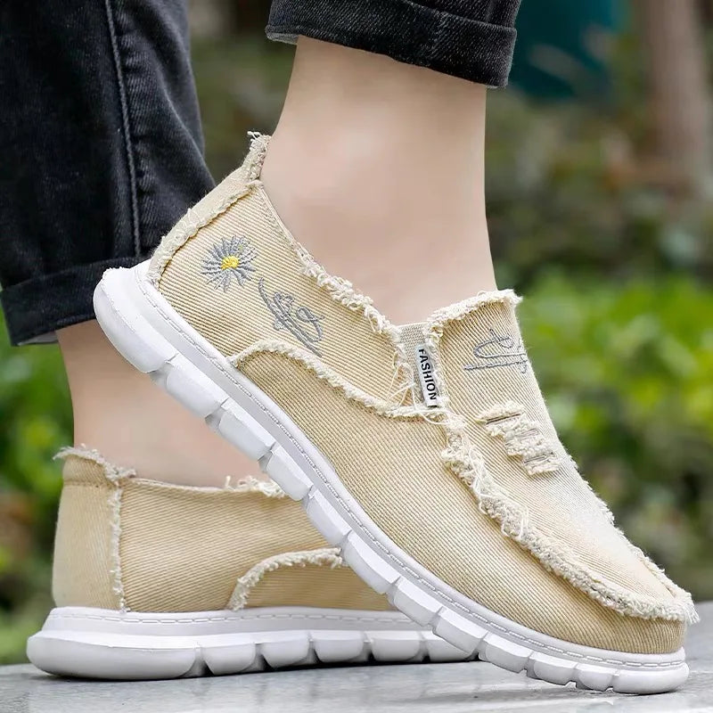 Daisy embroidery denim, casual sneaker.