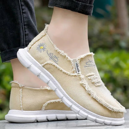 Daisy embroidery denim, casual sneaker.
