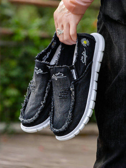 Daisy embroidery denim, casual sneaker.