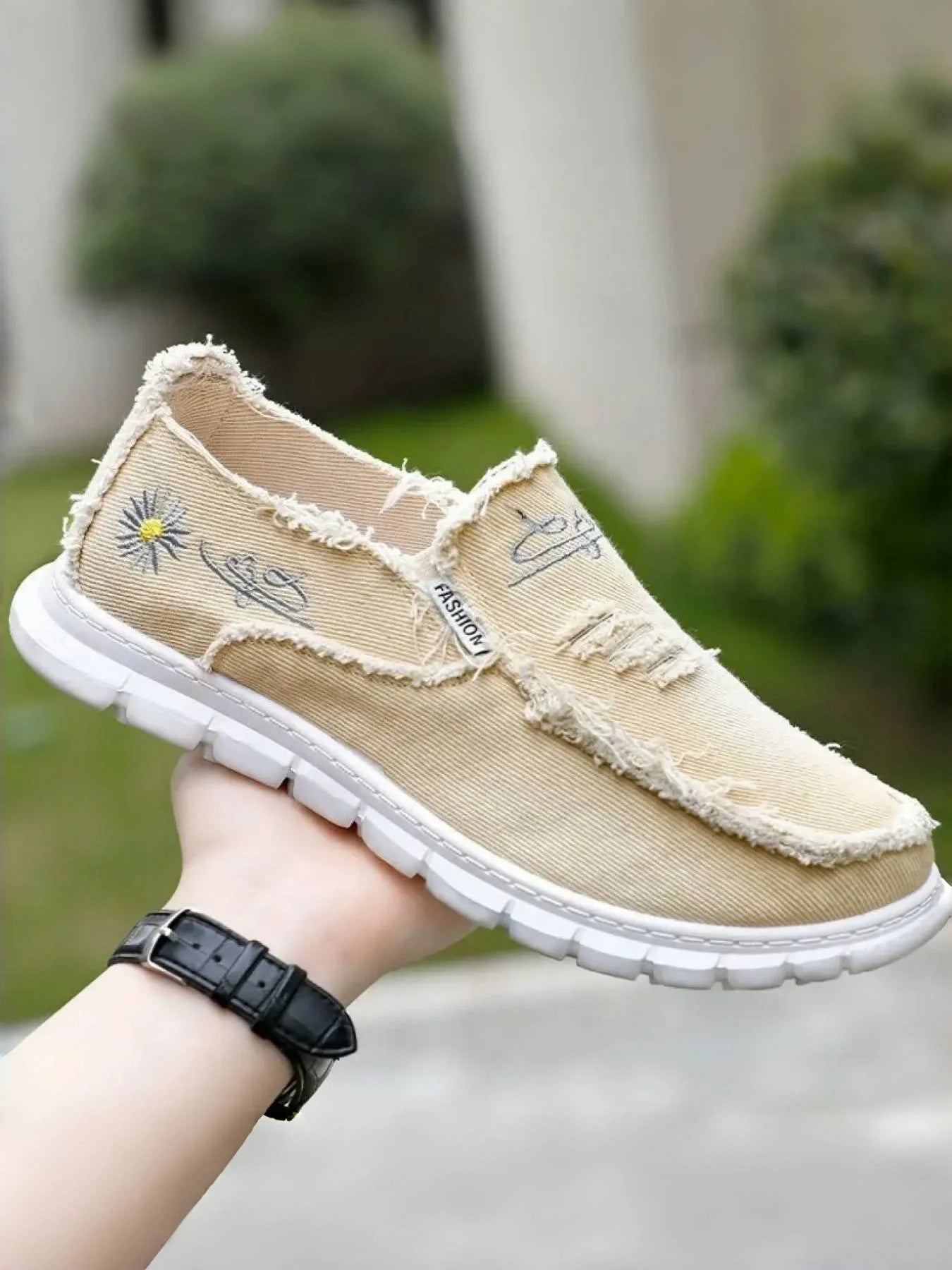 Daisy embroidery denim, casual sneaker.