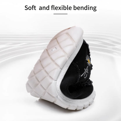 Daisy embroidery denim, casual sneaker.