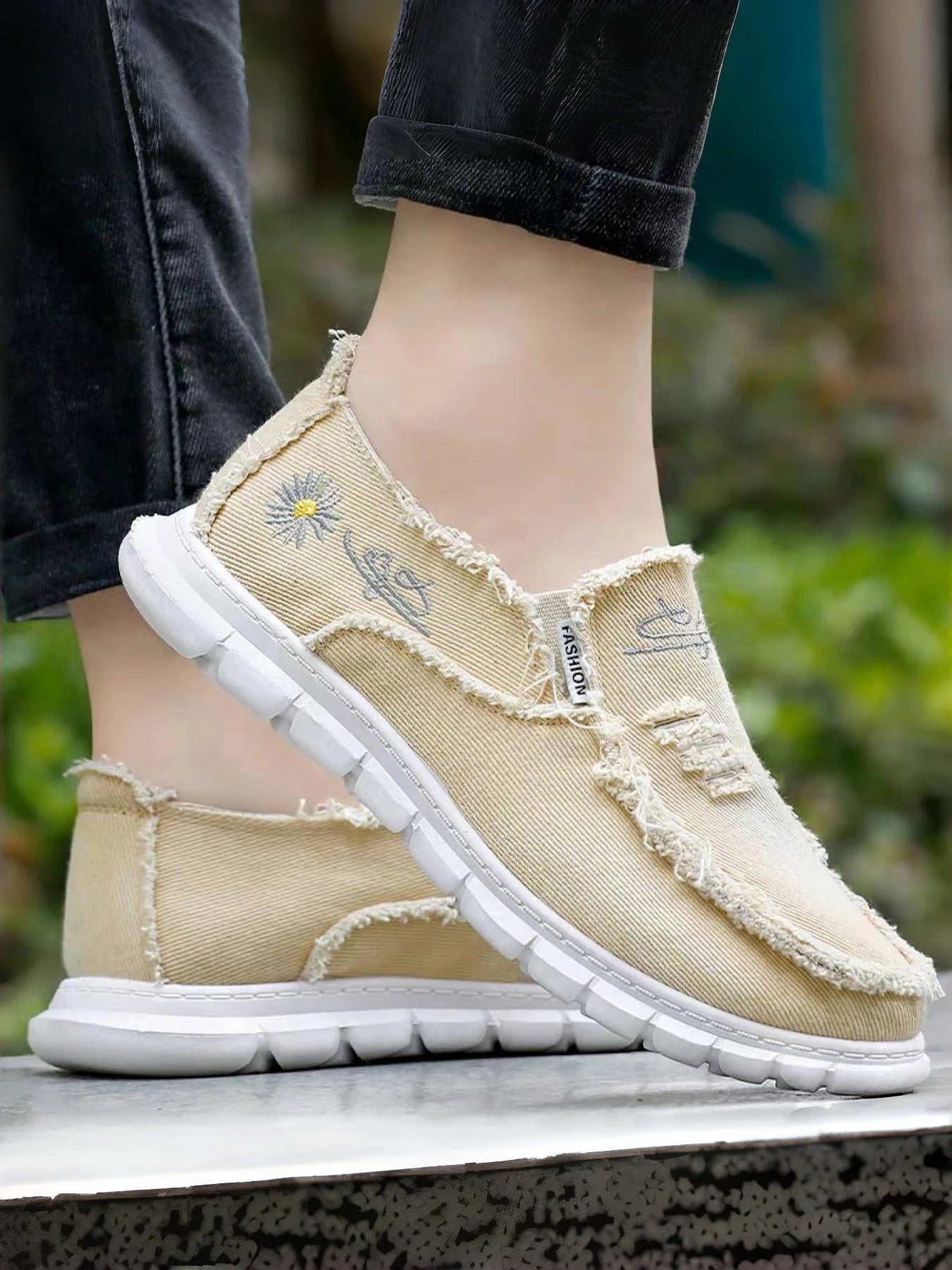 Daisy embroidery denim, casual sneaker.