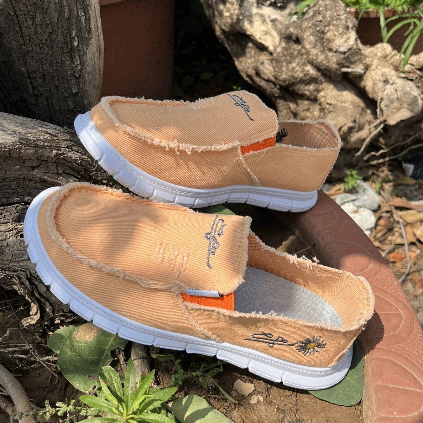 Daisy embroidery denim, casual sneaker.